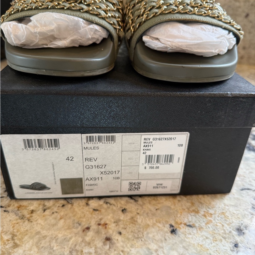 CHANEL Slides - Picture 9 of 16